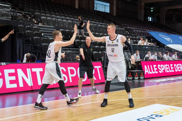 Basketball Hamburg 18.06.2021 Supercup Nationalmannschaft Deutschland (GER) - Tschechien (CZE) Andreas Obst (Deutschland, No.42) Henrik Rödl (Deutschland, Bundestrainer) Rodl RoedlRobin Benzing (Deutschland, No.12) Jubel