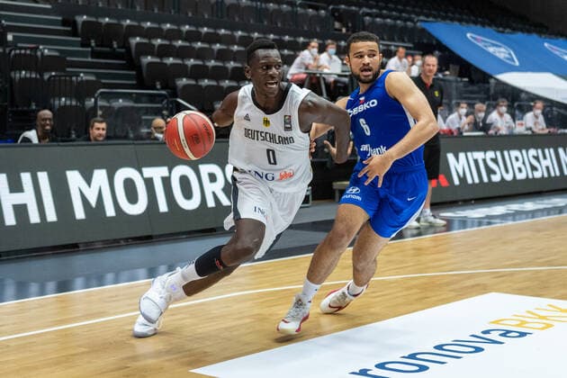 Basketball Hamburg 18.06.2021 Supercup Nationalmannschaft Deutschland (GER) - Tschechien (CZE) Isaac Bonga (Deutschland, No.00) Patrick Samoura (Tschechien, No.06)