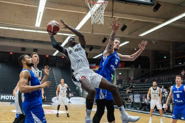 Basketball Hamburg 18.06.2021 Supercup Nationalmannschaft Deutschland (GER) - Tschechien (CZE) Isaac Bonga (Deutschland, No.00) Patrick Samoura (Tschechien, No.06) Ondrej Balvin (Tschechien, No.12)
