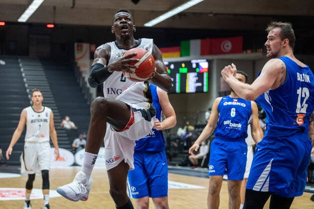 Basketball Hamburg 18.06.2021 Supercup Nationalmannschaft Deutschland (GER) - Tschechien (CZE) Isaac Bonga (Deutschland, No.00) Ondrej Balvin (Tschechien, No.12)