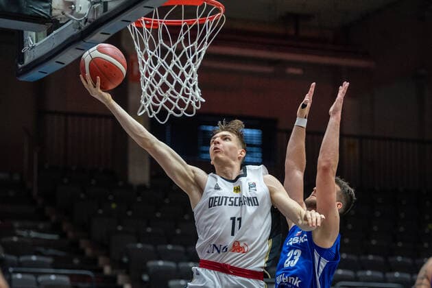 Basketball Hamburg 18.06.2021 Supercup Nationalmannschaft Deutschland (GER) - Tschechien (CZE) Justus Hollatz (Deutschland, No.11) Lukas Palyza (Tschechien, No.23)