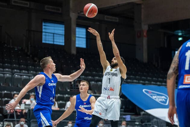 Basketball Hamburg 18.06.2021 Supercup Nationalmannschaft Deutschland (GER) - Tschechien (CZE) Joshiko Saibou (Deutschland, No.01) Tomas Vyoral (Tschechien, No.04)