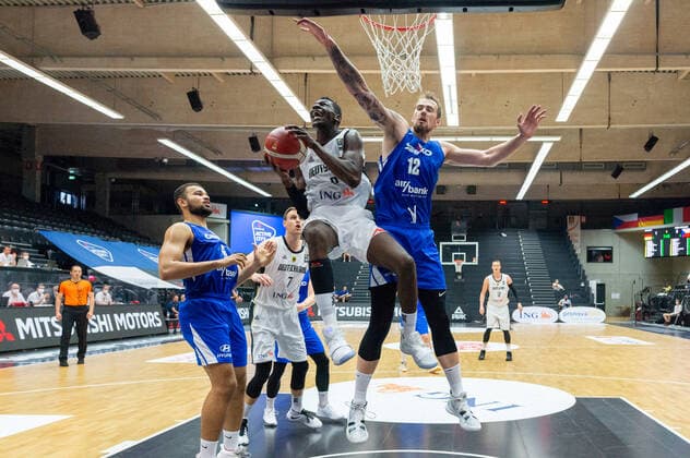 Sport Themen der Woche KW24 Basketball Hamburg 18.06.2021 Supercup Nationalmannschaft Deutschland (GER) - Tschechien (CZE) Isaac Bonga (Deutschland, No.00) Patrick Samoura (Tschechien, No.06) Ondrej Balvin (Tschechien, No.12)