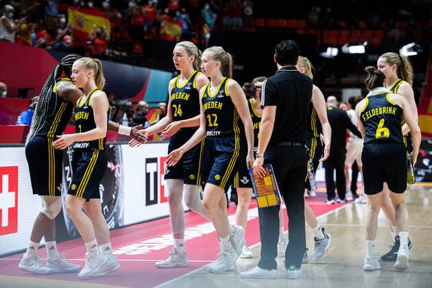 210618 Players of Sweden looks dejected at halftime during the FIBA Women s Eurobasket match between Spain and Sweden on June 18, 2021 in Valencia. Photo: Maxim ThorÃ BILDBYRAN kod MT MT0189 basket basketball national team, Nationalteam fiba women s eurobasket basket-em spanien spain sverige sweden dam bbeng dag 2 depp Copyright: MAXIMxTHORE BB210618MT078