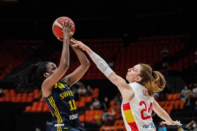 210618 Binta Drammeh of Sweden and Laura Gil of Spain during the FIBA Women s Eurobasket match between Spain and Sweden on June 18, 2021 in Valencia. Photo: Maxim ThorÃ BILDBYRAN kod MT MT0189 basket basketball national team, Nationalteam fiba women s eurobasket basket-em spanien spain sverige sweden dam bbeng dag 2 Copyright: MAXIMxTHORE BB210618MT079