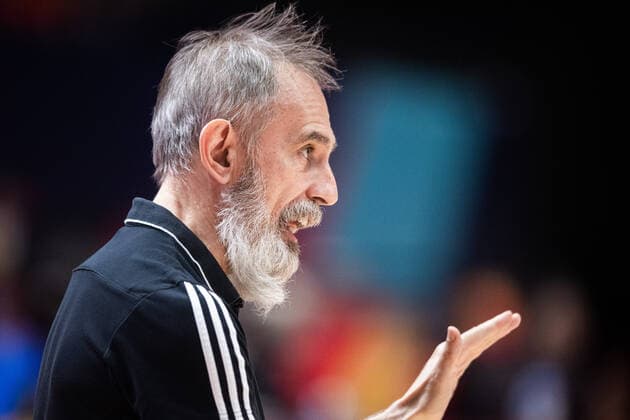 210618 head coach Marco Crespi of Sweden during the FIBA Women s Eurobasket match between Spain and Sweden on June 18, 2021 in Valencia. Photo: Maxim ThorÃ BILDBYRAN kod MT MT0189 basket basketball national team, Nationalteam fiba women s eurobasket basket-em spanien spain sverige sweden dam bbeng dag 2 Copyright: MAXIMxTHORE BB210618MT081