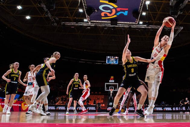 210618 Ellen Nyström of Sweden and Laura Gil of Spain during the FIBA Women s Eurobasket match between Spain and Sweden on June 18, 2021 in Valencia. Photo: Maxim ThorÃ BILDBYRAN kod MT MT0189 basket basketball national team, Nationalteam fiba women s eurobasket basket-em spanien spain sverige sweden dam bbeng dag 2 Copyright: MAXIMxTHORE BB210618MT086