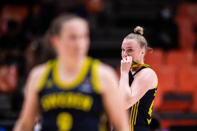 210618 Alice Nyström of Sweden looks dejected during the FIBA Women s Eurobasket match between Spain and Sweden on June 18, 2021 in Valencia. Photo: Maxim ThorÃ BILDBYRAN kod MT MT0189 basket basketball national team, Nationalteam fiba women s eurobasket basket-em spanien spain sverige sweden dam bbeng dag 2 depp Copyright: MAXIMxTHORE BB210618MT089