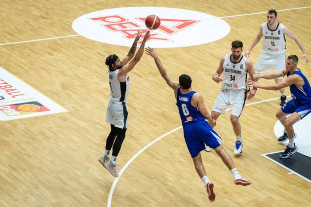 Basketball Hamburg 18.06.2021 Supercup Nationalmannschaft Deutschland (GER) - Tschechien (CZE) Joshiko Saibou (Deutschland, No.01) Patrick Samoura (Tschechien, No.06)