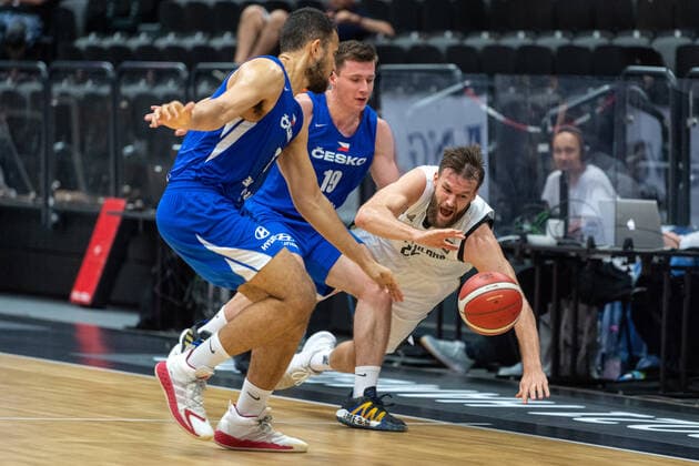 Basketball Hamburg 18.06.2021 Supercup Nationalmannschaft Deutschland (GER) - Tschechien (CZE) Danilo Barthel (Deutschland, No.22) Ondrej Sehnal (Tschechien, No.19) Blake Schilb (Tschechien, No.11)