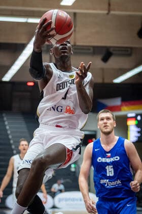 Basketball Hamburg 18.06.2021 Supercup Nationalmannschaft Deutschland (GER) - Tschechien (CZE) Isaac Bonga (Deutschland, No.00) Martin Peterka (Tschechien, No.15)