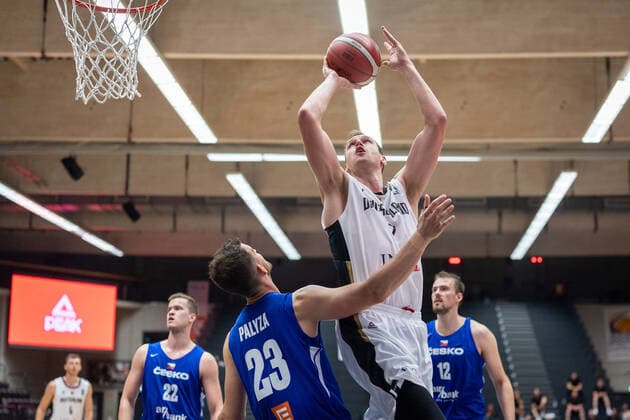 Basketball Hamburg 18.06.2021 Supercup Nationalmannschaft Deutschland (GER) - Tschechien (CZE) Johannes Voigtmann (Deutschland, No.07) Lukas Palyza (Tschechien, No.23)