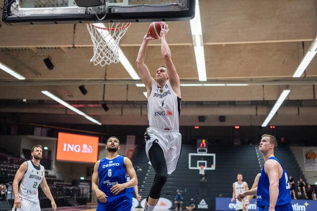 Basketball Hamburg 18.06.2021 Supercup Nationalmannschaft Deutschland (GER) - Tschechien (CZE) Johannes Voigtmann (Deutschland, No.07) Patrick Samoura (Tschechien, No.06)