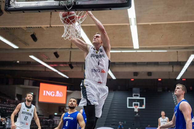 Basketball Hamburg 18.06.2021 Supercup Nationalmannschaft Deutschland (GER) - Tschechien (CZE) Johannes Voigtmann (Deutschland, No.07) Patrick Samoura (Tschechien, No.06)