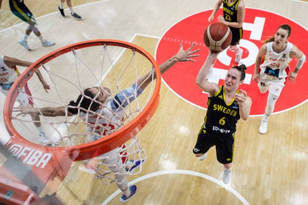 210618 Maria Conde of Spain and Frida Eldebrink of Sweden during the FIBA Women s Eurobasket match between Spain and Sweden on June 18, 2021 in Valencia. Photo: Maxim ThorÃ BILDBYRAN kod MT MT0189 basket basketball national team, Nationalteam fiba women s eurobasket basket-em spanien spain sverige sweden dam bbeng dag 2 depp Copyright: MAXIMxTHORE BB210618MT101