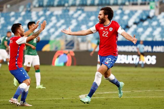 Chile s Benjamin Berenton celebrates with his teammate Jean Meneses (L) after scoring against Bolivia, during a match for Group A of the Copa America at the Arena Pantanal stadium in Cuiaba, Brazil, 18 June 2021. Chile - Bolivia !ACHTUNG: NUR REDAKTIONELLE NUTZUNG!  Copyright: xSEBASTIAOxMOREIRAx AMDEP4478 20210618-637596554170232808