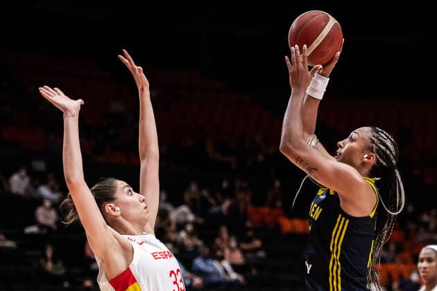 210618 Laura Quevedo of Spain and Kalis Loyd of Sweden during the FIBA Women s Eurobasket match between Spain and Sweden on June 18, 2021 in Valencia. Photo: Maxim ThorÃ BILDBYRAN kod MT MT0189 basket basketball national team, Nationalteam fiba women s eurobasket basket-em spanien spain sverige sweden dam bbeng dag 2 Copyright: MAXIMxTHORE BB210618MT133