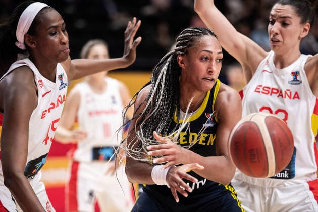 210618 Astou Ndour of Spain and Kalis Loyd of Sweden during the FIBA Women s Eurobasket match between Spain and Sweden on June 18, 2021 in Valencia. Photo: Maxim ThorÃ BILDBYRAN kod MT MT0189 basket basketball national team, Nationalteam fiba women s eurobasket basket-em spanien spain sverige sweden dam bbeng dag 2 Copyright: MAXIMxTHORE BB210618MT136