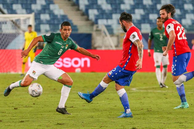 Futbol, Chile vs Bolivia. Copa America Brasil 2021. El jugador de Chile Eugenio Mena, derecha, disputa el balon con Diego Bejarano de Bolivia durante el partido del grupo B de Copa America disputado en el estadio Arena Pantanal. Cuiaba, Brasil. 18 06 2021 Gil Gomes AGIF Photosport Football, Chile vs Bolivia. Brazil Copa America Championship 2021. Chile s player Eugenio Mena, right, battles for the ball against Diego Bejarano of Bolvia during the Copa America Championship at Arena Pantanal stadium in Cuiaba, Brazil. 06 18 2021 Gil Gomes AGIF Photosport Chile vs Bolivia, Copa America 2021