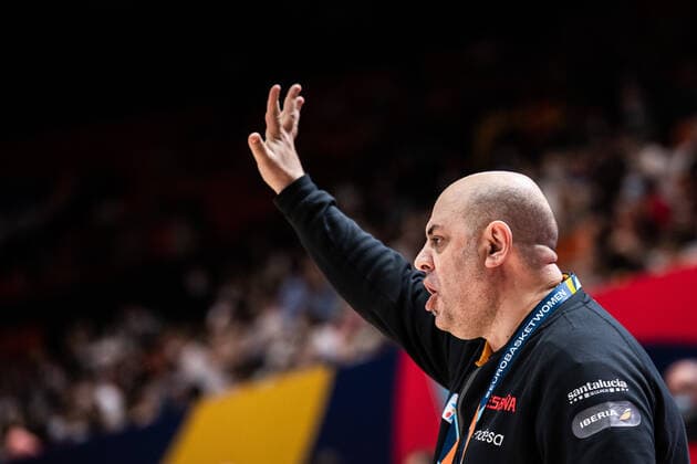 210618 Head coach Lucas Mondelo of Spain during the FIBA Women s Eurobasket match between Spain and Sweden on June 18, 2021 in Valencia. Photo: Maxim ThorÃ BILDBYRAN kod MT MT0189 basket basketball national team, Nationalteam fiba women s eurobasket basket-em spanien spain sverige sweden dam bbeng dag 2 Copyright: MAXIMxTHORE BB210618MT145