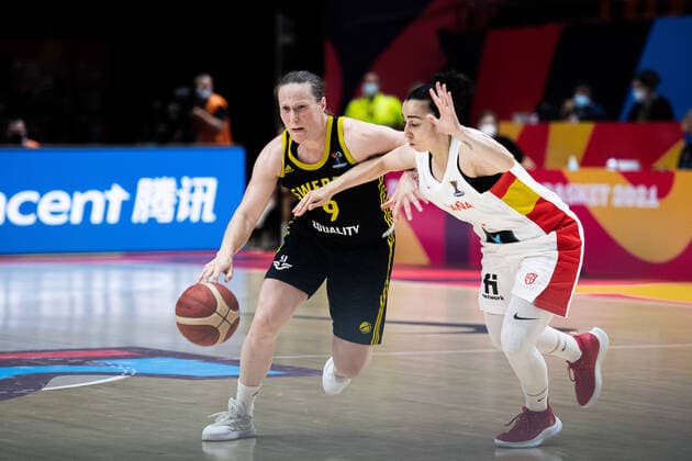 210618 Elin Eldebrink of Sweden and Silvia Dominguez of Spain during the FIBA Women s Eurobasket match between Spain and Sweden on June 18, 2021 in Valencia. Photo: Maxim ThorÃ BILDBYRAN kod MT MT0189 basket basketball national team, Nationalteam fiba women s eurobasket basket-em spanien spain sverige sweden dam bbeng dag 2 Copyright: MAXIMxTHORE BB210618MT163