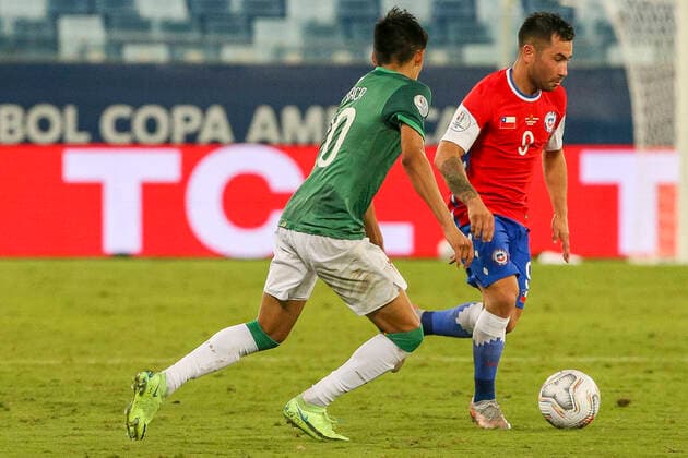 Futbol, Chile vs Bolivia. Copa America Brasil 2021. El jugador de Chile Jean Meneses, juega el balon contra Bolivia durante el partido del grupo B de Copa America disputado en el estadio Arena Pantanal. Cuiaba, Brasil. 18 06 2021 Gil Gomes AGIF Photosport Football, Chile vs Bolivia. Brazil Copa America Championship 2021. Chile s player Jean Meneses, play the ball against Bolivia during the Copa America Championship at Arena Pantanal stadium in Cuiaba, Brazil. 06 18 2021 Gil Gomes AGIF Photosport Chile vs Bolivia, Copa America 2021