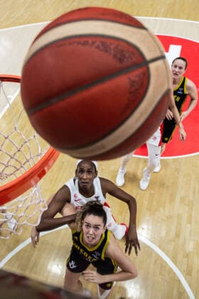 210618 Emma Johansson of Sweden and Astou Ndour of Spain during the FIBA Women s Eurobasket match between Spain and Sweden on June 18, 2021 in Valencia. Photo: Maxim ThorÃ BILDBYRAN kod MT MT0189 basket basketball national team, Nationalteam fiba women s eurobasket basket-em spanien spain sverige sweden dam bbeng dag 2 depp Copyright: MAXIMxTHORE BB210618MT165
