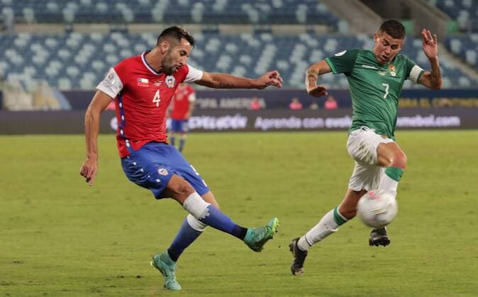 Sport Bilder des Tages Chile’s Mauricio Isla in action against Bolivia’s Juan Carlos Arce, during a match for group A of the Copa America at the Arena Pantanal stadium in Cuiaba, Brazil 18 June 2021. Chile - Bolivia !ACHTUNG: NUR REDAKTIONELLE NUTZUNG!  Copyright: xRaúlxMartínezx AME6637 20210619-637596629508377235