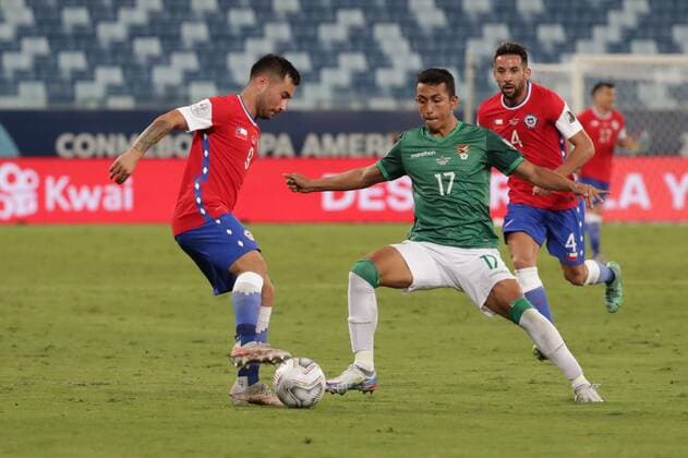 Chile’s Jean Meneses in action against Bolivia’s Roberto Fernández, during a match for group A of the Copa America at the Arena Pantanal stadium in Cuiaba, Brazil 18 June 2021. Chile - Bolivia !ACHTUNG: NUR REDAKTIONELLE NUTZUNG!  Copyright: xRaúlxMartínezx AME6619 20210619-637596630750891966