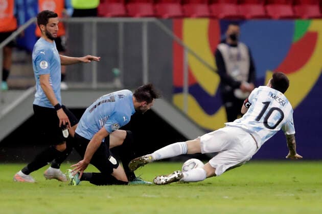 Argentina x Uruguay BRASÍLIA, DF - 18.06.2021: ARGENTINA X URUGUAY - Match between , Argentina x Uruguay valid for the second round Copa America Brazil 2021, held at the Estádio Nacional De Brasília Mané Garrincha, on Friday (18). In the photo, Player Messi Argentina vs. Matias Viana Uruguay. (Photo: Francisco Stuckert Fotoarena) x2081070x  FranciscoxStuckert