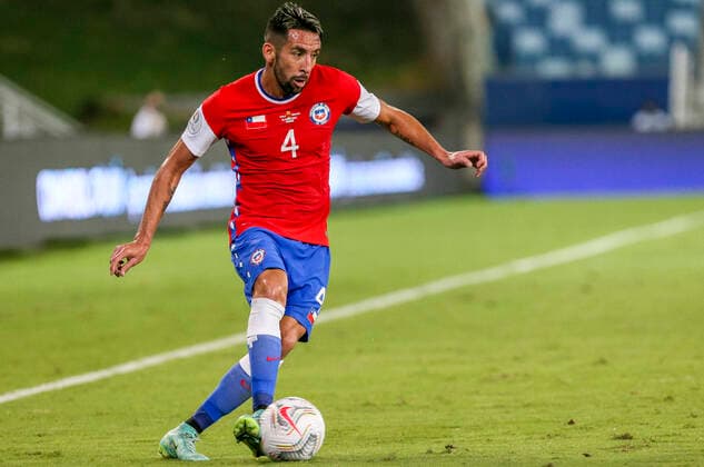 (210619) -- CUIABA, June 19, 2021 -- Chile s Mauricio Isla competes during the 2021 Copa America group A football match between Chile and Bolivia in Cuiaba, Brazil, June 18, 2021. (AGENCIAUNO Handout via Xinhua) (SP)BRAZIL-CUIABA-FOOTBALL-COPA AMERICA-CHILE VS BOLIVIA GilxGomes 