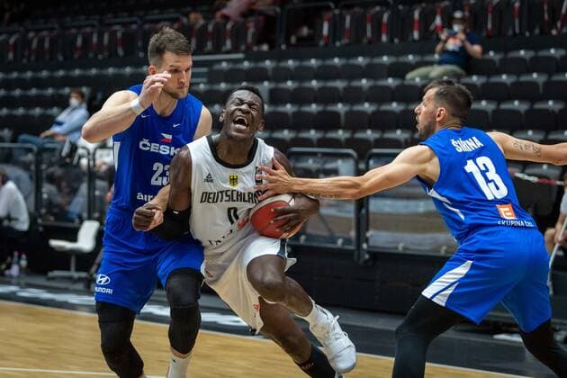 Basketball Hamburg 18.06.2021 Supercup Nationalmannschaft Deutschland (GER) - Tschechien (CZE) Isaac Bonga (Deutschland, No.00) Jakub Sirina (Tschechien, No.13) Lukas Palyza (Tschechien, No.23)