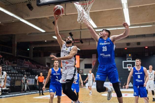 Basketball Hamburg 18.06.2021 Supercup Nationalmannschaft Deutschland (GER) - Tschechien (CZE) Joshiko Saibou (Deutschland, No.01) David BËÜhm (Tschechien, No.26)