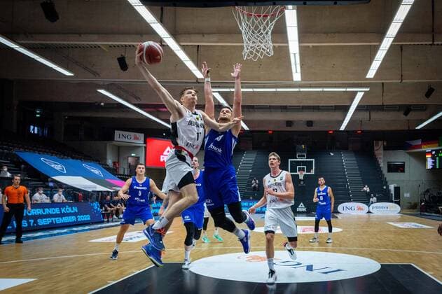 Basketball Hamburg 18.06.2021 Supercup Nationalmannschaft Deutschland (GER) - Tschechien (CZE) Justus Hollatz (Deutschland, No.11) Lukas Palyza (Tschechien, No.23)