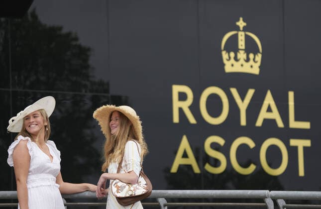 Bilder des Jahres 2021, Sport 06 Juni Sport Themen der Woche KW24 Mandatory Credit: Photo by Jed Leicester BPI Shutterstock (12115518o) Race goers on Day 5 of Royal Ascot Royal Ascot, Day Five, Horse Racing, Ascot, Berkshire, UK - 19 June 2021 Royal Ascot, Day Five, Horse Racing, Ascot, Berkshire, UK - 19 June 2021  Copyright: xJedxLeicester BPI Shutterstockx 12115518o