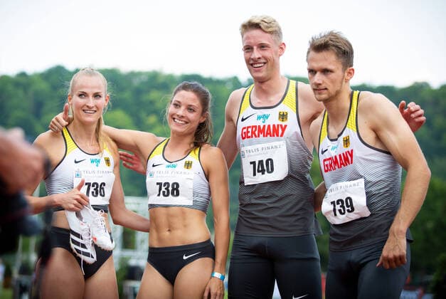 Bilder des Jahres 2021, Sport 06 Juni Sport Themen der Woche KW24 Sport Bilder des Tages Laufnacht der Sparkassen Gala; Regensburg, 19.06.2021 Die 4x400m-Mixed-Staffel des DLV laeuft in 3:13,57 Minuten Deutschen Rekord (von links): Corinna Schwab (GER LAC Erdgas Chemnitz), Ruth Sophia Spelmeyer-Preuss (GER VfL Oldenburg), Manuel Sanders (GER LG Olympia Dortmund) und Marvin Schlegel (GER LAC Erdgas Chemnitz); Laufnacht der Sparkassen Gala am 19.06.2021 auf der Staedtischen Sportanlage Am Weinweg in Regensburg (Bayern). *** Running Night of the Sparkasse Gala Regensburg, 19 06 2021 The 4x400m Mixed Relay of the DLV runs in 3 13,57 minutes German Record from left Corinna Schwab GER LAC Erdgas Chemnitz , Ruth Sophia Spelmeyer Preuss GER VfL Oldenburg , Manuel Sanders GER LG Olympia Dortmund and Marvin Schlegel GER LAC Erdgas Chemnitz Running Night of the Sparkasse Gala on 19 06 2021 at the Staedtische Sportanlage Am Weinweg in Regensburg Bavaria Copyright: xBEAUTIFULxSPORTS R.xSchmittx