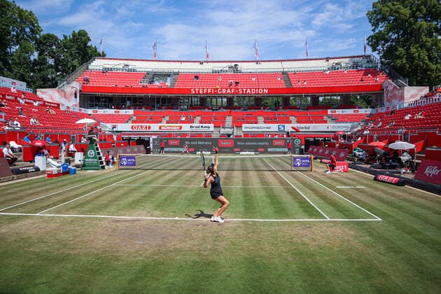 Sport Bilder des Tages Im Bild: Belinda BENCIC (SUI) beim Auschlag bzw. Return im Steffi-Graf-Stadion gegen AlizÃ CORNET (FRA) bett1open 2021, Berlin, LTTC Rot-Weiß - Steffi-Graf-Stadion, 19.06.2021,