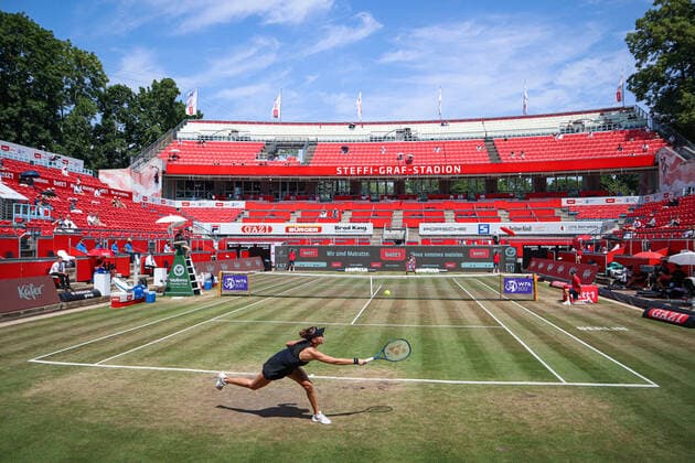 Im Bild: Belinda BENCIC (SUI) beim Auschlag bzw. Return im Steffi-Graf-Stadion gegen AlizÃ CORNET (FRA) bett1open 2021, Berlin, LTTC Rot-Weiß - Steffi-Graf-Stadion, 19.06.2021,