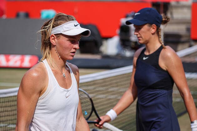 Im Bild: Liudmila SAMSONOVA (RUS) und Victoria AZARENKA (BLR) beim Seitenwechsel bett1open 2021, Berlin, LTTC Rot-Weiß - Steffi-Graf-Stadion, 19.06.2021,