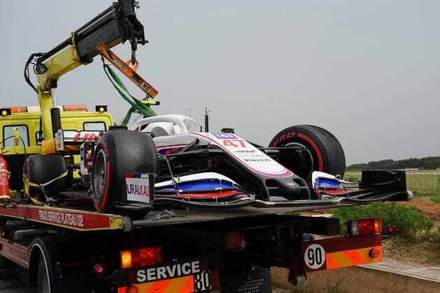 FORMULA 1 EMIRATES GRAND PRIX DE FRANCE 2021 19.06.2021, Circuit Paul Ricard, Le Castellet, FORMULA 1 EMIRATES GRAND PRIX DE FRANCE 2021 , im Bild Das defekte Auto von Mick Schumacher (DEU 47), Haas F1 Team wird mit einem Abschleppwagen zurück in das Fahrerlager gebracht.
