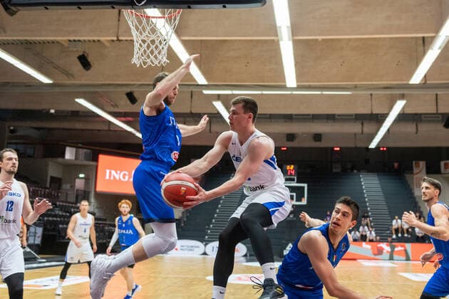 Basketball Hamburg 19.06.2021 Supercup Nationalmannschaft Tschechien (CZE) - Italien (ITA) Ondrej Sehnal (Tschechien, No.19) Nicolo Melli (Italien, No.09)