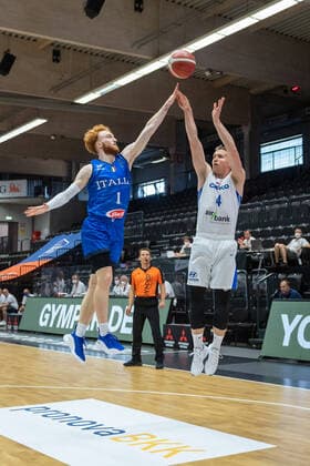 Basketball Hamburg 19.06.2021 Supercup Nationalmannschaft Tschechien (CZE) - Italien (ITA) Tomas Vyoral (Tschechien, No.04) Niccolo Mannion (Italien, No.01)