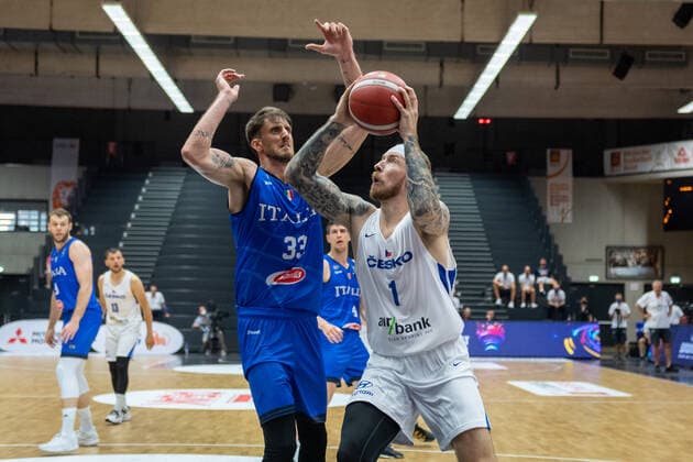 Basketball Hamburg 19.06.2021 Supercup Nationalmannschaft Tschechien (CZE) - Italien (ITA) Patrick Auda (Tschechien, No.01) Achille Polonara (Italien, No.33)