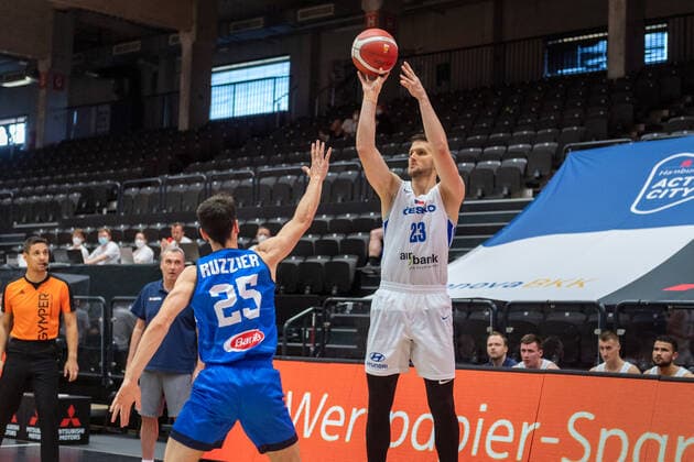 Basketball Hamburg 19.06.2021 Supercup Nationalmannschaft Tschechien (CZE) - Italien (ITA) Lukas Palyza (Tschechien, No.23) Michele Ruzzier (Italien, No.25)