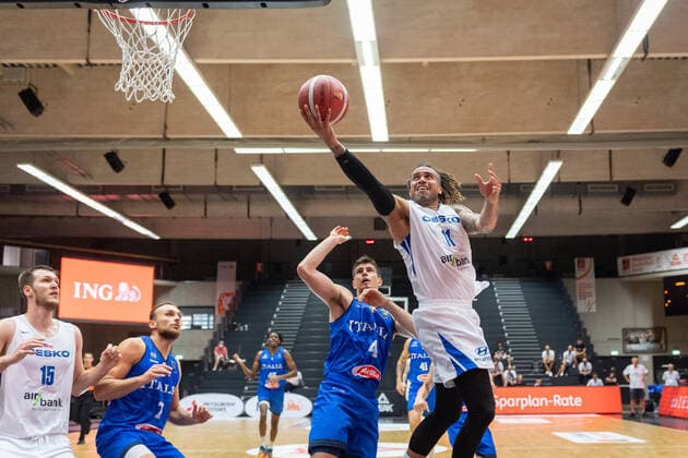 Basketball Hamburg 19.06.2021 Supercup Nationalmannschaft Tschechien (CZE) - Italien (ITA) Blake Schilb (Tschechien, No.11) Leonardo Candi (Italien, No.04)