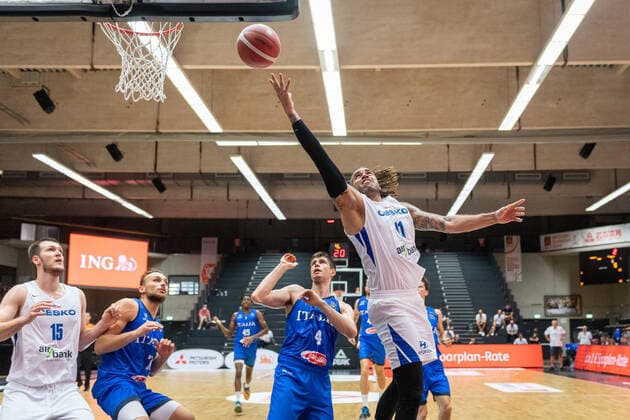 Basketball Hamburg 19.06.2021 Supercup Nationalmannschaft Tschechien (CZE) - Italien (ITA) Blake Schilb (Tschechien, No.11) Leonardo Candi (Italien, No.04)