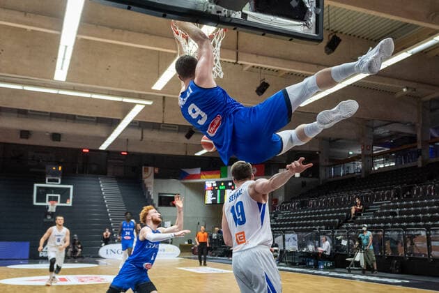 Basketball Hamburg 19.06.2021 Supercup Nationalmannschaft Tschechien (CZE) - Italien (ITA) Nicolo Melli (Italien, No.09) Ondrej Sehnal (Tschechien, No.19)