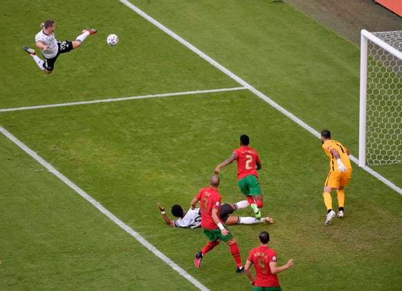19.06.2021, Fussball, Europameisterschaft 2020, Gruppenspiel Gruppe F, Portugal - Deutschland, in der Fußball Arena München. Robin Gosens (Deutschland) trifft ins Tor vorbei an Torhüter Rui Patricio (Portugal) . Leider wird der Treffer nicht anerkannt,