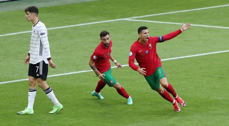 Cristiano Ronaldo 1:0, Bruno Borges Fernandes jubelnd Freude Emotion Jubel nach 1:0 Fußball Fussball Euro 2020 Europameisterschaft EM Nationalmannschaft DFB Herren Saison 2020 2021 19.06.2021 Portugal POR vs. Deutschland GER DFL regulations prohibit any use of photographs as image sequences and or quasi-video.