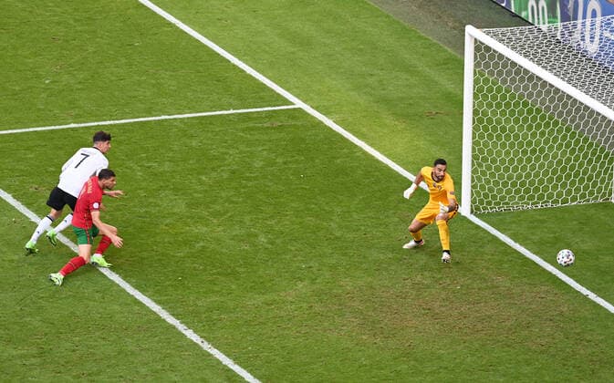 Fussball, Herren, Saison 2020 21, Euro 2020, Gruppe F (2. Spieltag) in München, Portugal - Deutschland, v. l. Eigentor von Ruben Dias (Portugal) zum 1:1 gegen Torhüter Rui Patricio (Portugal), links Kai Havertz (Deutschland), 19.06. 2021, Copyright: xMatthiasxKochx